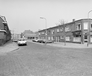 884731 Gezicht op de woningen Scheldestraat 18-lager te Utrecht, met op de hoek café 't Spui (Spuistraat 7). De panden ...